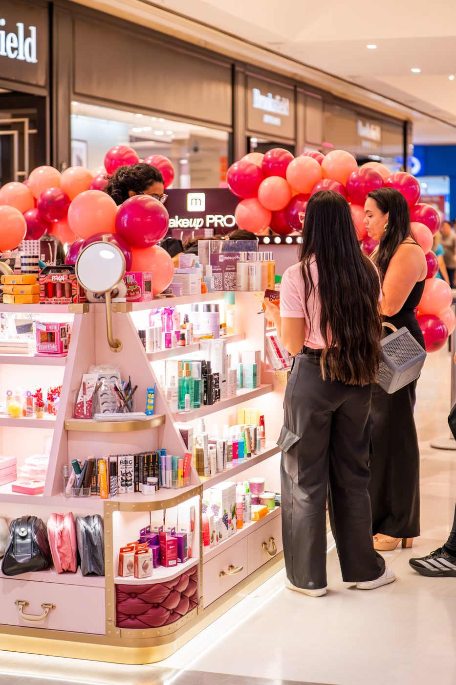 Clientes conhecendo os produtos no quiosque Makeup PRO do Shopping Midway Mall